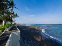 Villa Majapahit Nataraja, Accès à la plage